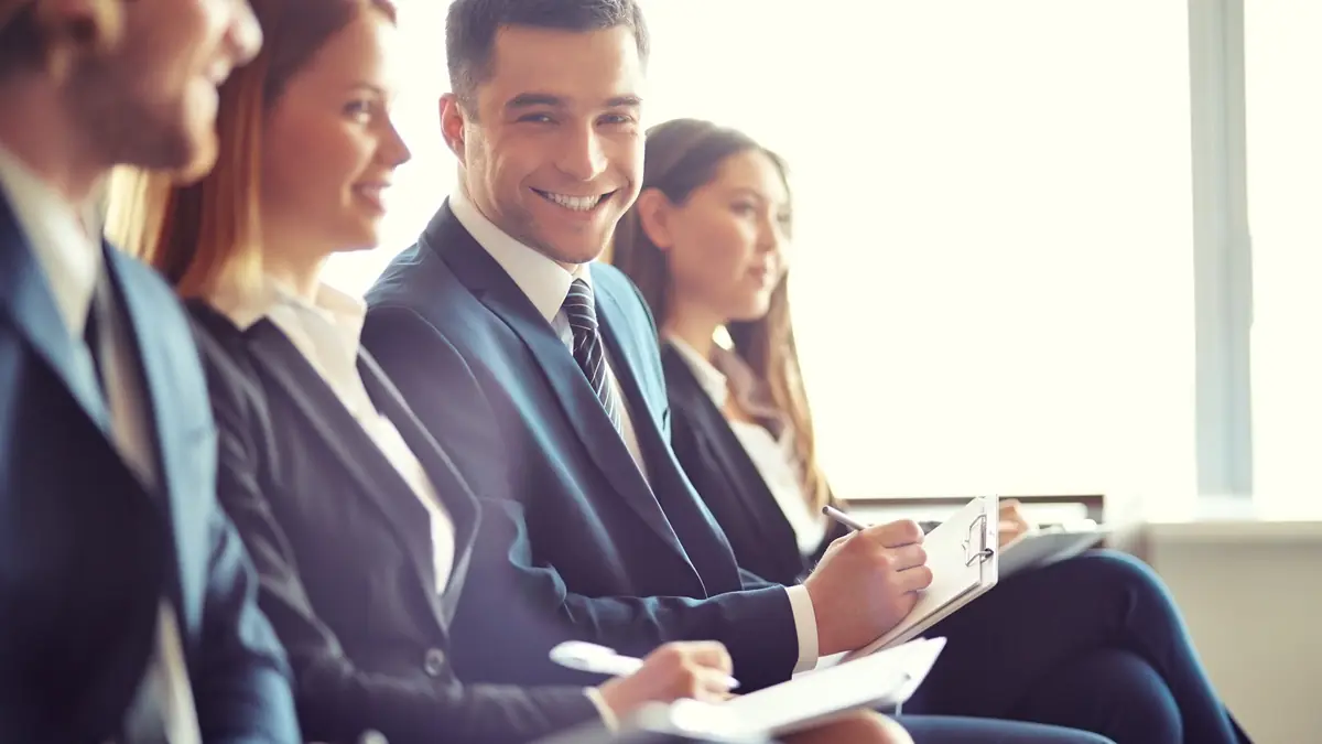 Des professionnels qui prennent des notes pendant une formation